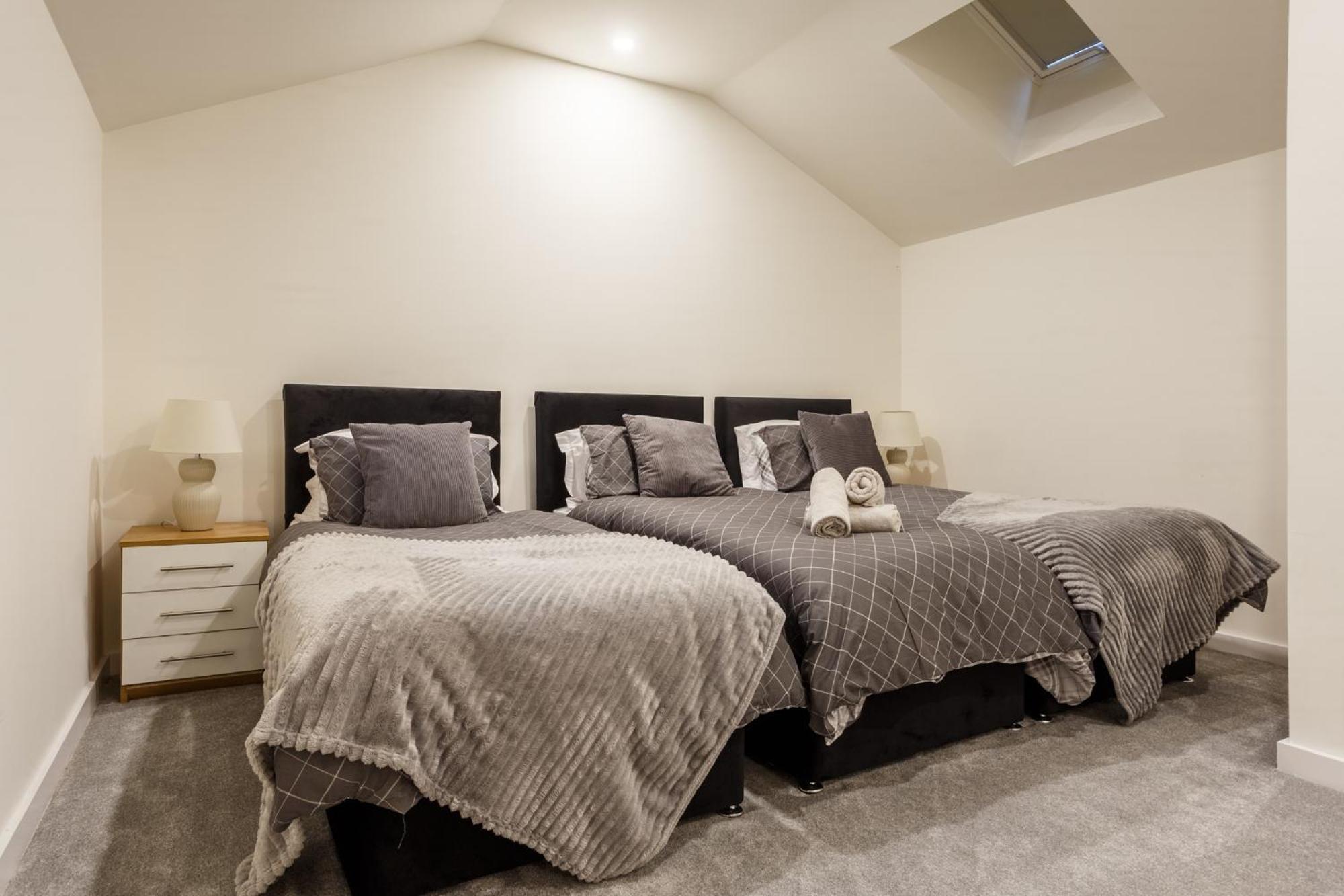 Modern And Cozy Two-Bed Apartment In Bradford Bradford  Bagian luar foto